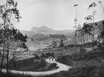Widok z przełęczy Ramboda na południowy wschód w kierunku Nuwara Eliya i Hakgalla Rock, 1926
