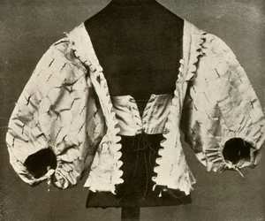 Stanik z białej satyny rozciętej i zaróżowionej, c1620-1640, 1937.