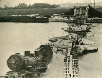 Zbombardowany most i wykolejony pociąg, północna Francja, I wojna światowa, 1914, c1920.