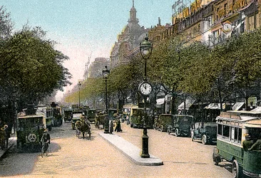 Boulevard des Italiens, Paryż, z samochodami i autobusami na ulicy, ok. 1900