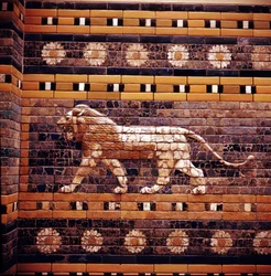 Ceglana płaskorzeźba lwa na ścianach Świętej Drogi prowadzącej do Bramy Isztar, Babilon, ok. 580 p.n.e.