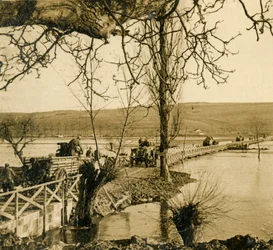 Most na rzece Moza w Dugny, północna Francja, c1914-c1918