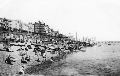 Plaża w Brighton, East Sussex, ok. 1900-1920