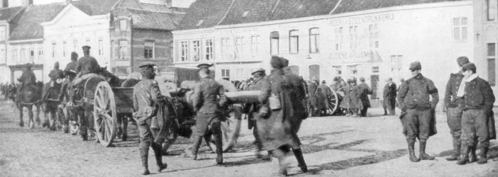 Brytyjska artyleria konna w belgijskiej wiosce, sierpień 1914