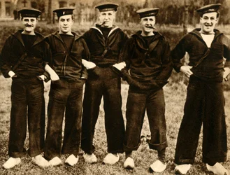 Brytyjscy marynarze w holenderskich chodakach, I wojna światowa, 1914-1918, 1933.