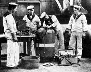 Brytyjscy marynarze okablowanie kopalni, pierwsza wojna światowa, 1914