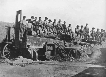 Brytyjscy żołnierze na rozbitym tureckim dziale, 1915