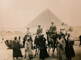 Brytyjscy turyści siedzą na wielbłądach przed Wielką Piramidą, Giza, Egipt, 1936
