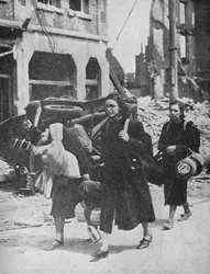 Wojska brytyjskie utrzymują się w Louvain, gdy uchodźcy opuszczają miasto, 1940, 1940