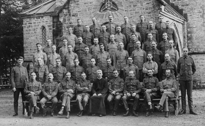 Wojska brytyjskie przed kościołem garnizonowym, Chakrata, 1917