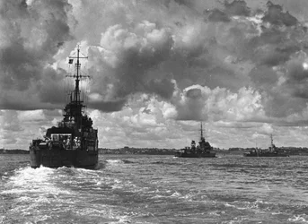 Brytyjskie okręty wojenne wpływające do portu w Sydney, Australia, 1945