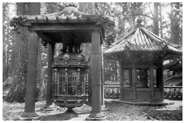 Latarnia brązowa z Korei i kandelabr z Holandii, Japonii, 1904