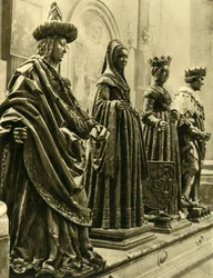 Posągi z brązu w Hofkirche, Innsbruck, Tyrol, Austria, c1935.
