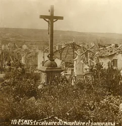Kalwaria na cmentarzu w Esnes, północna Francja, c1914-c1918