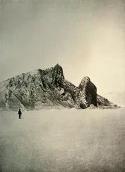 Przylądek Barne. Filar na prawym pierwszym planie to wulkaniczny, c1908, 1909.