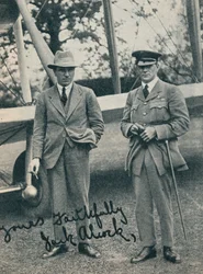 Kapitan John Alcock i porucznik Arthur Whitten Brown, brytyjscy lotnicy, ok. 1919, ok. 1937