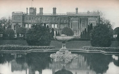Zamek Ashby, Northants: strona południowa, z fontanną, ok. 1915 r.