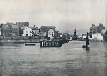 Castletown - Z molo, przedstawiający zamek Rushen, 1895