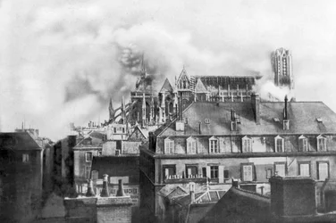 Katedra w Reims podpalona po niemieckim ostrzale, Francja, 1914
