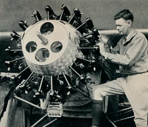 Charles Lindbergh sprawdza silnik swojego samolotu przed lotem transatlantyckim, 1927 c1937