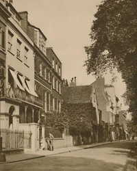 Cheyne Walk, skromna droga patrząca nad rzeką, jest bogata we wspomnienia, c1935.