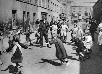 Dzieci tańczące na ulicy, Londyn, 1926-1927