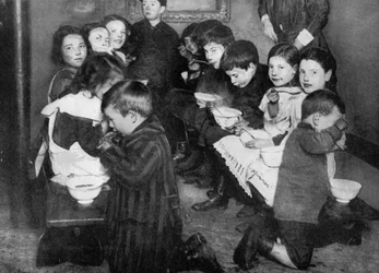 Dzieci w ogólnodostępnej kuchni, Londyn, 1917 1936