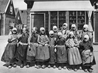 Dzieci w strojach narodowych, Marken, Holandia, około 1934