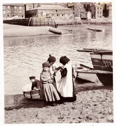 Dzieci bawiące się nad wodą, port Whitby, ok. 1905 r.