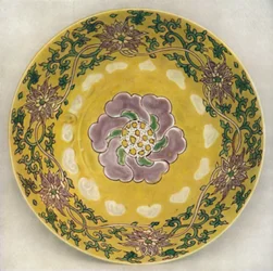 Chińska miska porcelanowa malowana emalią. Okres Chia Ching, 1522-1566, 1928