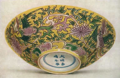Chińska miska porcelanowa malowana emalią. Okres Chia Ching, 1522-1566, 1928