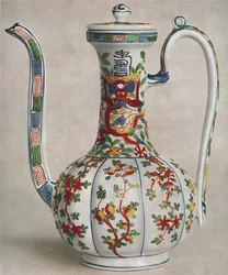 Chiński dzban porcelanowy z pięciokolorową dekoracją. Okres Wan Li, 1573-1619, 1928