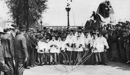 Chórzyści św. Klemensa Duńczyków pokonują granice długimi różdżkami, Londyn, 1926-1927