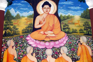 Buddyjska świątynia Chua Tu Quang. Budda Siakjamuni wygłasza kazanie – koło prawa – swoim pięciu uczniom. Vung Tau. Wietnam.
