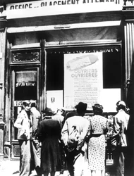 Obywatele Paryża przed niemieckim biurem rekrutacyjnym, 1940-1944