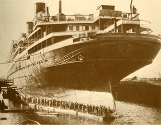 Czyszczenie kadłuba Majestic w suchym doku, ok. 1930.