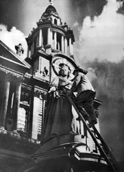 Czyszczenie pomnika królowej Anny w ramach obchodów srebrnego jubileuszu króla Jerzego Vs, 1935 r.