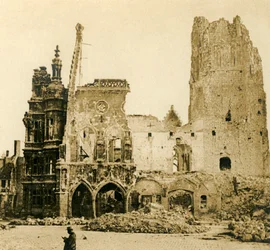 Wieża zegarowa i Hotel de Ville, Arras, północna Francja, c1914-c1918