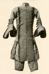 Płaszcz i bryczesy z jedwabiu obszyte fantazyjnym warkoczem, c1680, 1937.
