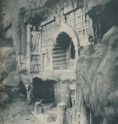Kolumny i architraw wykute w skale z cudowną umiejętnością, c1935
