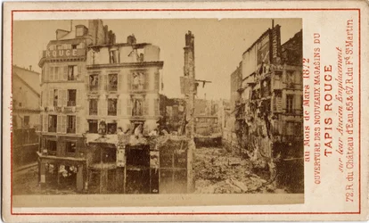 Commune de Paris (1871): otwarcie domów towarowych Carpet Rouge, wizytówka reklamowa przedstawiająca budynek rok wcześniej, zrujnowany w okresie Komuny. Druk na kartonie Wym. 6,3x10 cm
