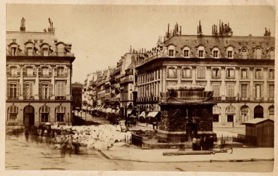 Gmina Paryska (1871) widziana z Placu Vendome ze zniszczoną kolumną. Fotografia. Druk na kartonie Wym. 10,4x6,2 cm