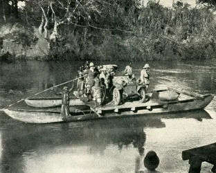Przenoszenie transportu samochodowego przez rzekę Mbaka, niemiecka Afryka Wschodnia, 1919.