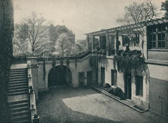 Dziedziniec prywatnego domu, 13 Boulevard Des Invalides, Paryż. Przeróbki Paula Huillarda, c1927