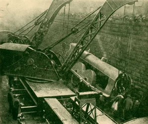 Dźwigi przy pracy po wypadku, 1930.