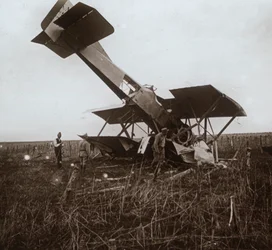 Rozbity samolot, Tracy-le-Val, północna Francja, c1914-c1918
