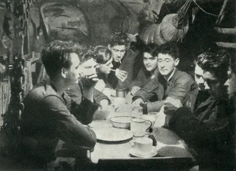Załoga brytyjskiej łodzi podwodnej w mesie, II wojna światowa, 1945.