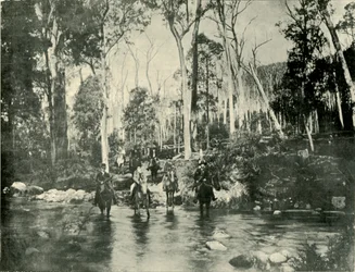 Przeprawa przez rzekę, w pobliżu Buffalo Falls, 1901.
