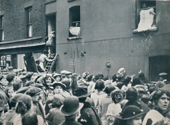 Tłum oglądający plądrowanie niemieckiego domu w Topoli, ok. 1914 r.