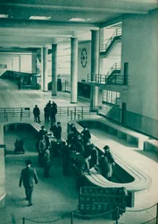 Celnicy badający bagaże pasażerów na lotnisku Le Bourget, Paryż, 1937